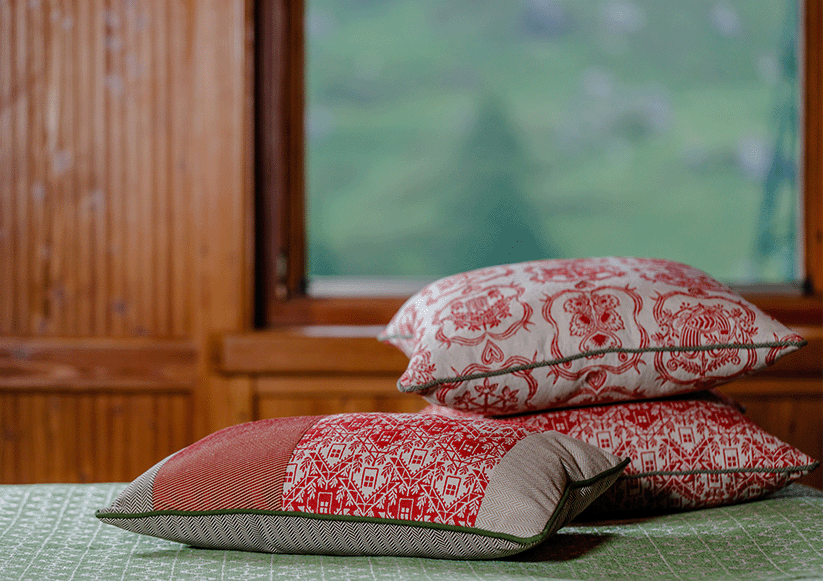 cuscini alpine interiori collezione di tessuti Alpage e copriletto to06