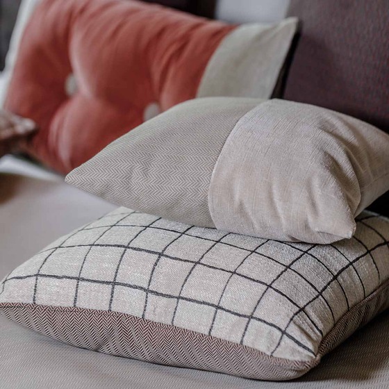 Cuscino d'arredo quadrato Carrè Bis in tessuto falso unito