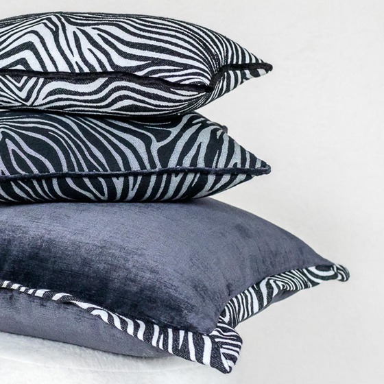 Luxurious cushion rectangular Longue in multicolor/pattern fabric